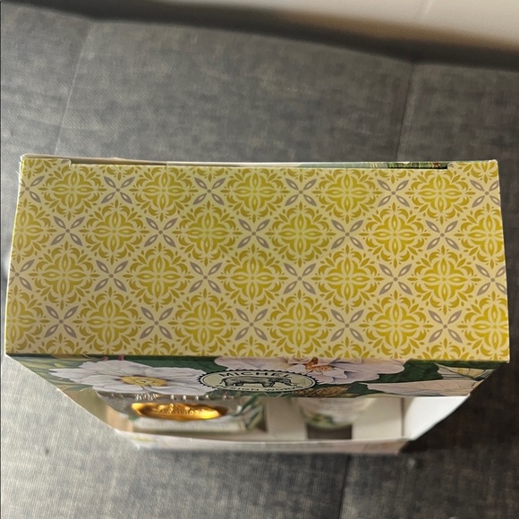 Michel Design Works Winter Blooms Hand Care Gift Set - White and Green - Picture 4 of 4